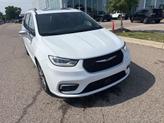 Thumbnail of 2022 Bright White Clearcoat Chrysler Pacifica