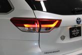 Thumbnail of 2018 Blizzard Pearl Toyota Highlander Hybrid