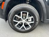 Thumbnail of 2024 Diamond Black Crystal Pearlcoat Jeep Grand Cherokee