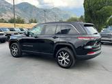 Thumbnail of 2024 Diamond Black Crystal Pearlcoat Jeep Grand Cherokee