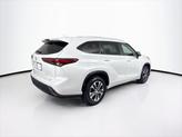 Thumbnail of 2023 Celestial Silver Metallic Toyota Highlander