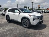 Thumbnail of 2025 Everest White Pearl Nissan Rogue