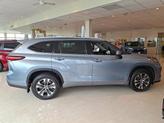 Thumbnail of 2022 Moon Dust Toyota Highlander