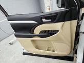 Thumbnail of 2016 White Toyota Highlander