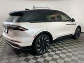 Thumbnail of 2025 White Platinum Clearcoat Metallic Lincoln Nautilus