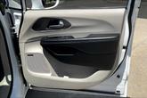 Thumbnail of 2018 Bright White Clearcoat Chrysler Pacifica
