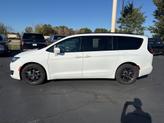 Thumbnail of 2020 Bright White Clearcoat Chrysler Pacifica