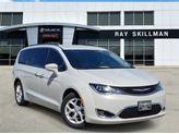 Photo of 2017 White Chrysler Pacifica
