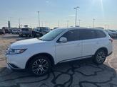 Photo of 2016 White Mitsubishi Outlander