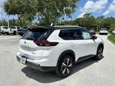 Thumbnail of 2025 Everest White Pearl/Super Black Nissan Rogue