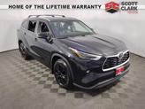 Photo of 2023 Midnight Black Metallic Toyota Highlander