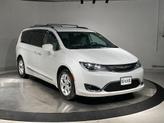 Thumbnail of 2018 Bright White Clearcoat Chrysler Pacifica