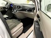 Thumbnail of 2018 Bright White Clearcoat Chrysler Pacifica