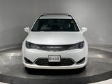 Thumbnail of 2018 Bright White Clearcoat Chrysler Pacifica