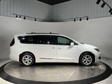 Thumbnail of 2018 Bright White Clearcoat Chrysler Pacifica