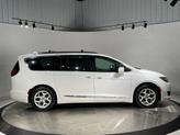 Thumbnail of 2018 Bright White Clearcoat Chrysler Pacifica