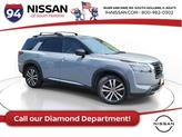 Photo of 2023 2 Tone Gray / Black Roof Nissan Pathfinder