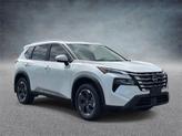 Photo of 2025 White Pearl Nissan Rogue