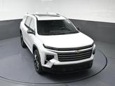 Thumbnail of 2025 Iridescent Pearl Tricoat Chevrolet Traverse