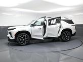 Thumbnail of 2025 Iridescent Pearl Tricoat Chevrolet Traverse