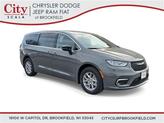 Photo of 2025 Ceramic Gray Clearcoat Chrysler Pacifica