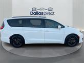Thumbnail of 2018 Bright White Clearcoat Chrysler Pacifica