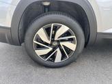 Thumbnail of 2026 silver mist metallic Volkswagen Atlas