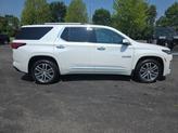Thumbnail of 2023 Iridescent Pearl Tricoat Chevrolet Traverse