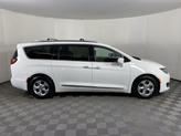 Thumbnail of 2017 Bright White Clearcoat Chrysler Pacifica