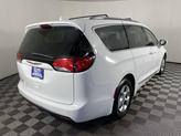 Thumbnail of 2017 Bright White Clearcoat Chrysler Pacifica