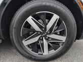 Thumbnail of 2022 Glacial White Pearl Kia Sorento
