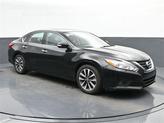 Photo of 2017 Super Black Clearcoat Nissan Altima