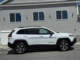 Thumbnail of 2016 Bright White Clearcoat Jeep Cherokee