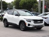 Thumbnail of 2022 Clear White/Black Roof Kia Seltos
