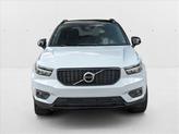 Thumbnail of 2022 Glacier Silver Metallic Volvo XC40