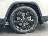 Thumbnail of 2018 Bright White Clearcoat Jeep Cherokee
