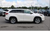 Thumbnail of 2017 Blizzard Pearl Toyota Highlander