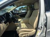 Thumbnail of 2019 Blizzard Pearl Toyota Highlander Hybrid