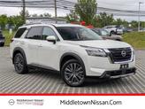 Photo of 2022 Pearl White Tricoat Nissan Pathfinder