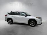 Thumbnail of 2023 Celestial Silver Metallic Toyota Highlander