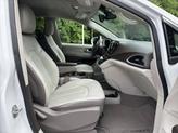 Thumbnail of 2018 Bright White Clearcoat Chrysler Pacifica