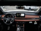 Thumbnail of 2025 White Diamond / Black Mitsubishi Outlander