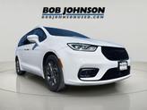Photo of 2022 Bright White Clearcoat Chrysler Pacifica