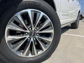 Thumbnail of 2017 White Platinum Metallic Tri-Coat Lincoln Navigator