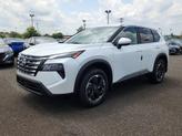 Thumbnail of 2025 Everest White Pearl Nissan Rogue