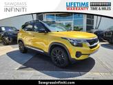 Photo of 2022 Starbright Yellow / Black Roof Kia Seltos