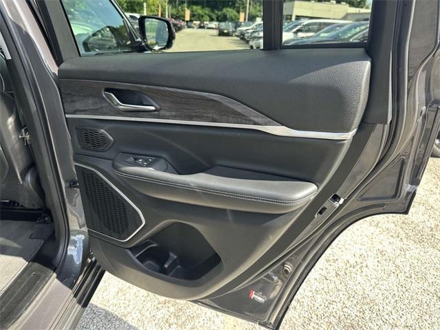 Photo of 2022 Metallic Jeep Grand Cherokee