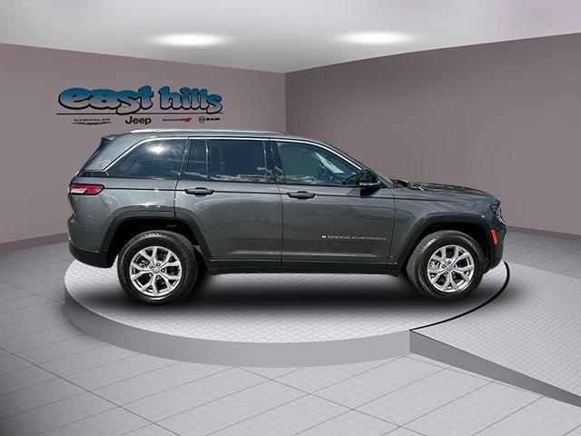 Photo of 2022 Metallic Jeep Grand Cherokee