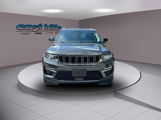 Photo of 2022 Metallic Jeep Grand Cherokee