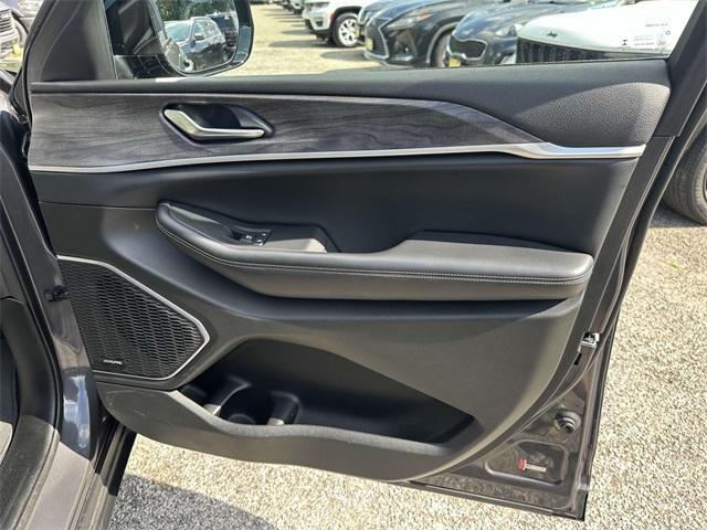 Photo of 2022 Metallic Jeep Grand Cherokee